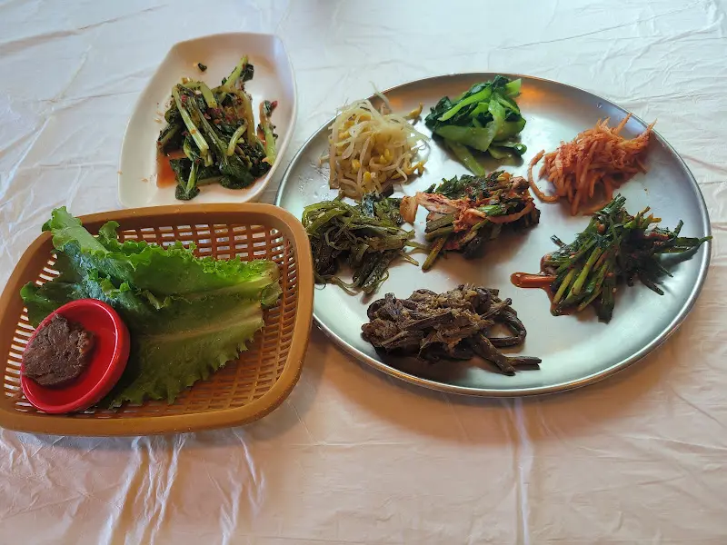 다채로운 나물들이 가득한 보리밥