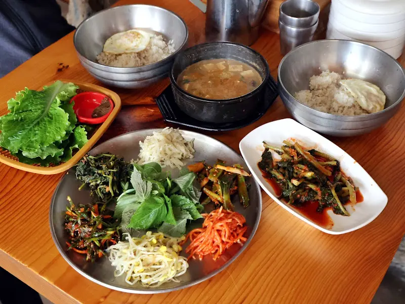 정갈하게 차려진 보리밥 한 상