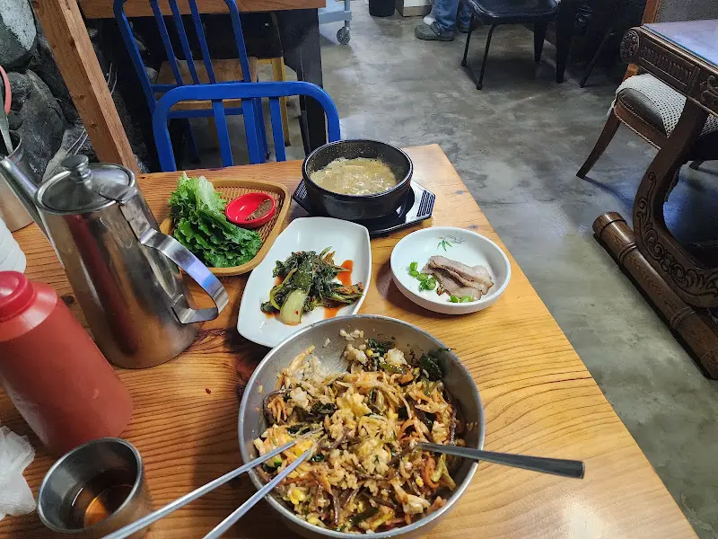 보리밥에 슥슥 비벼 먹는 모습