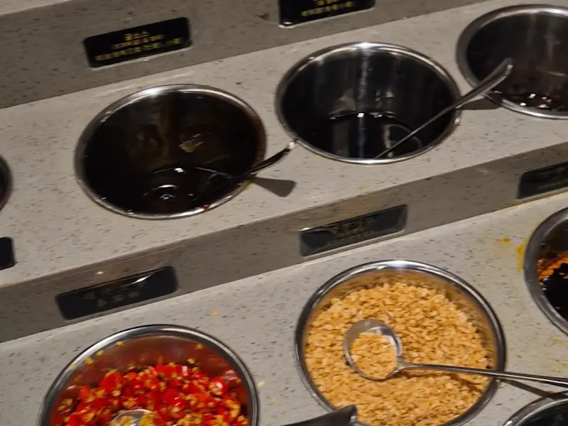 다양한 소스 재료가 준비된 소스바