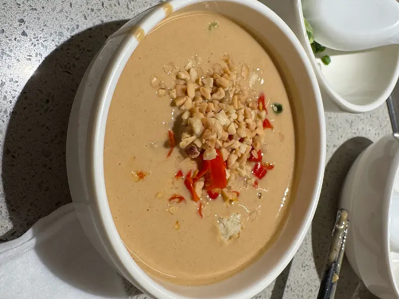 견과류 토핑이 듬뿍 올라간 소스