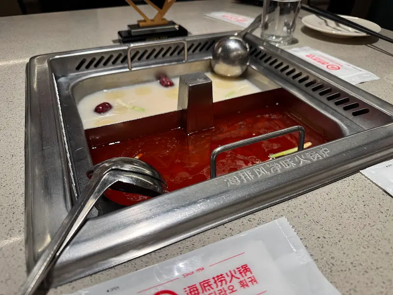 두 가지 육수를 맛볼 수 있는 훠궈 냄비