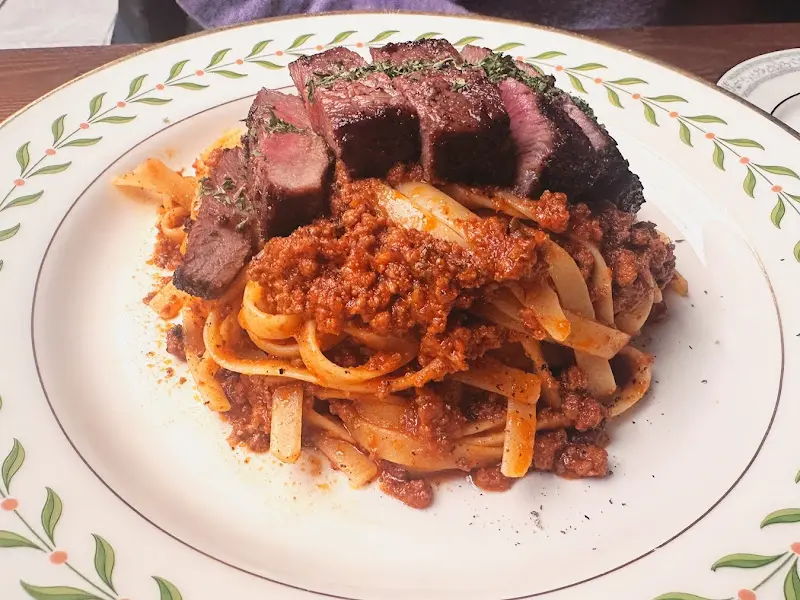 스테이크가 듬뿍 올라간 라구 파스타
