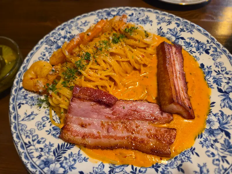 두툼한 베이컨이 인상적인 통 베이컨 로제 파스타