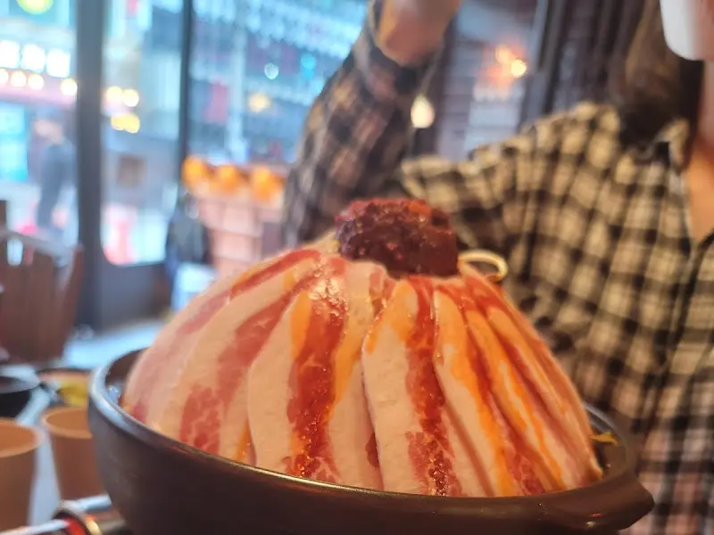 화산처럼 쌓아 올려진 마라전골의 비주얼