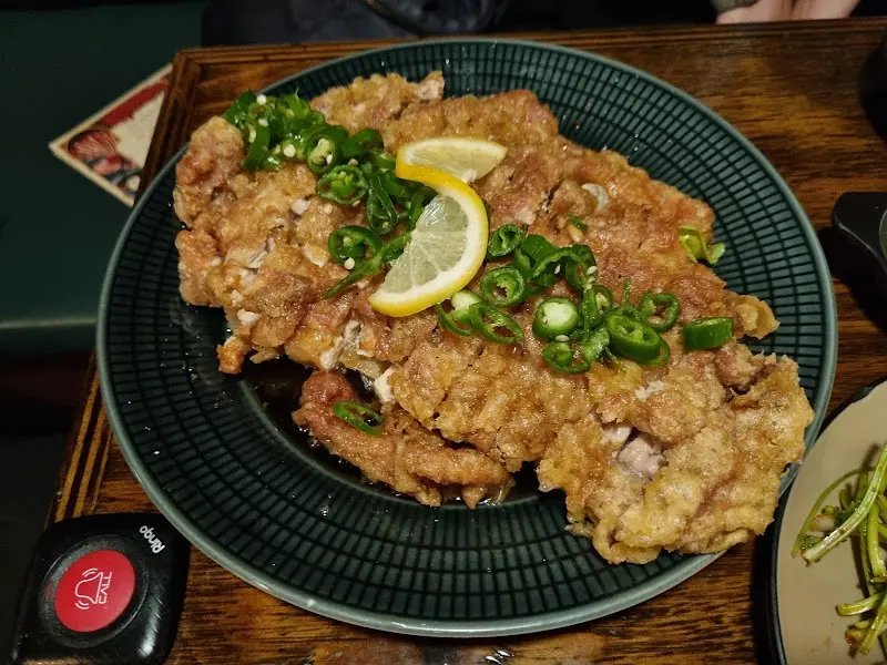 유림기 위에 뿌려진 소스와 고추