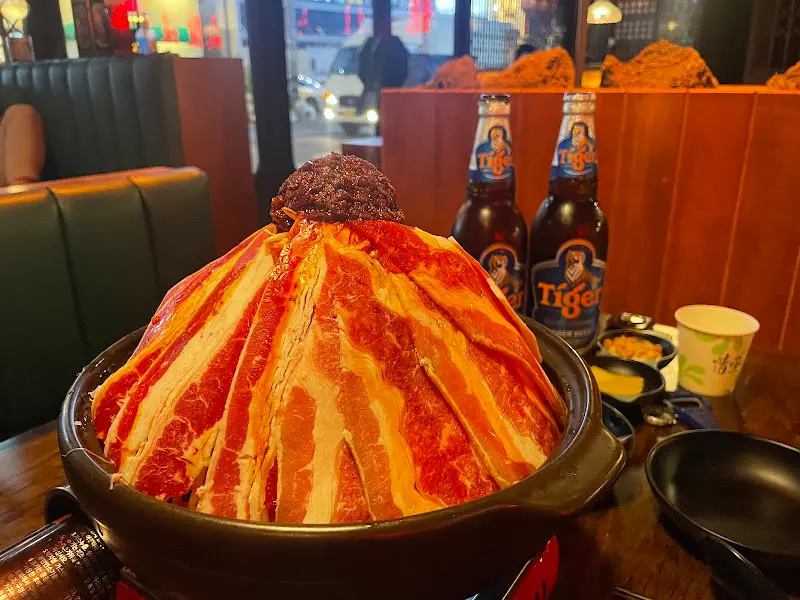 테이블 위에 놓인 마라전골 냄비