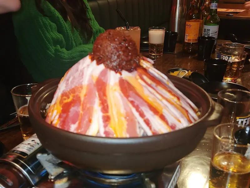 테이블 가득 차려진 마라전골