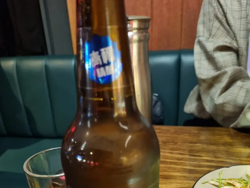 테이블 위에 놓인 술병