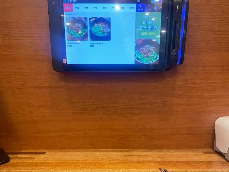 테이블 위의 주문 태블릿