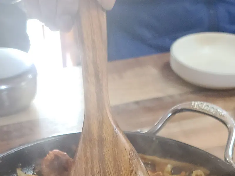 제육볶음을 볶는 모습