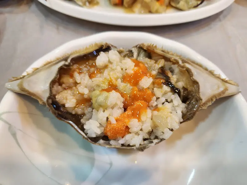 게딱지에 밥을 비벼먹는 모습