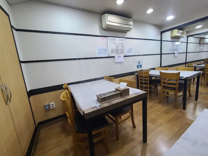 깔끔하게 정돈된 식당 내부