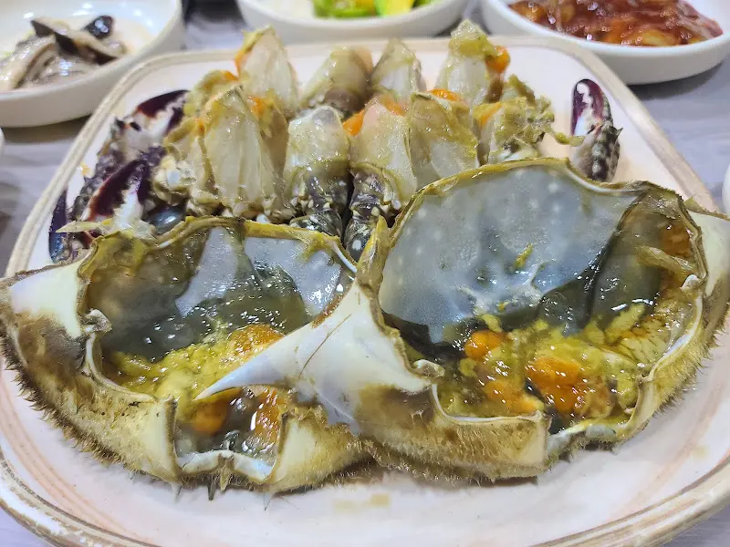 게 껍데기에 알과 내장이 가득 찬 간장게장