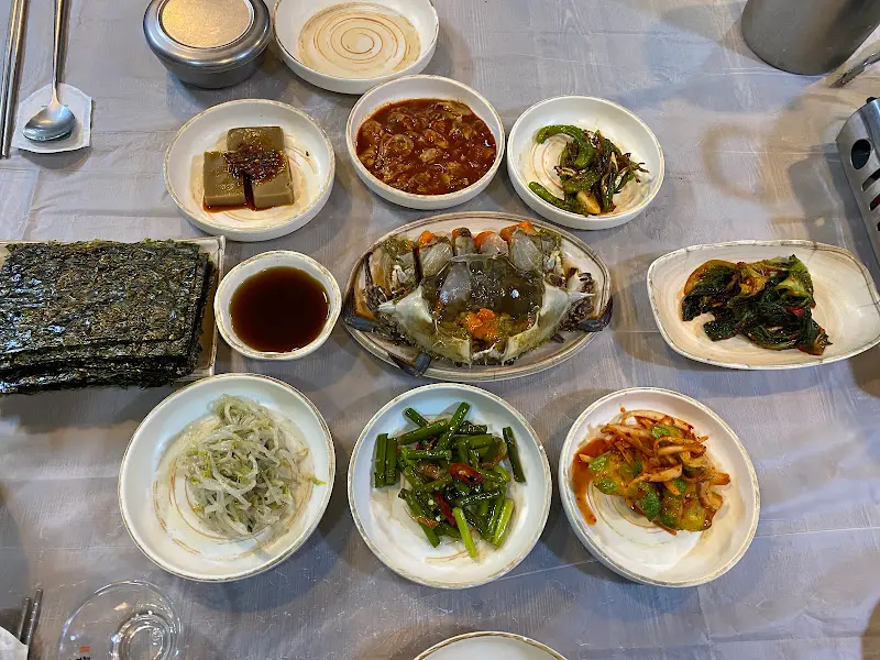 간장게장과 다양한 밑반찬의 조화