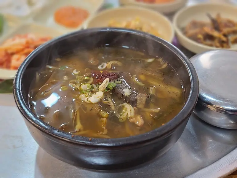 뽀얀 국물이 인상적인 떡국