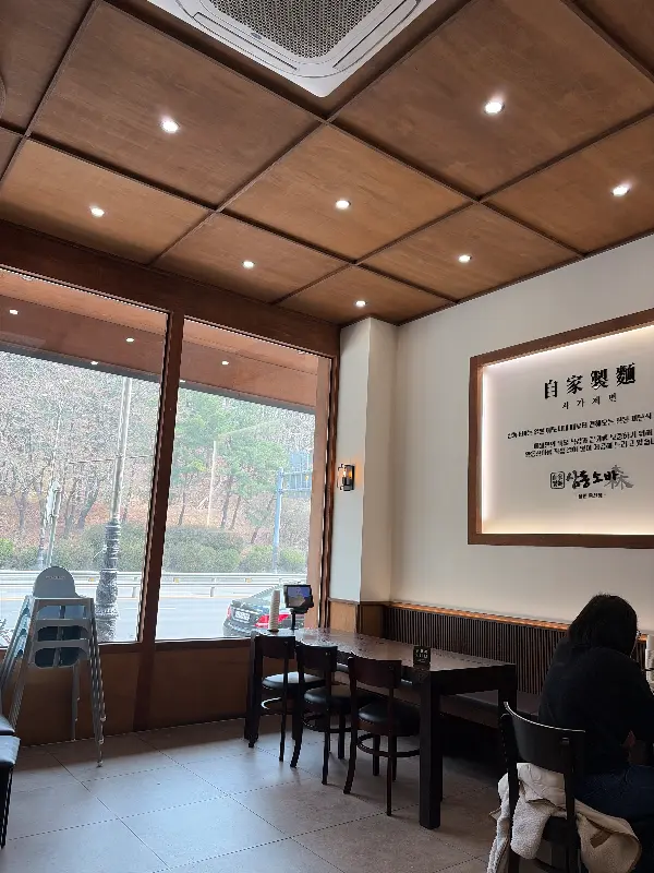 깔끔하고 정돈된 매장 내부