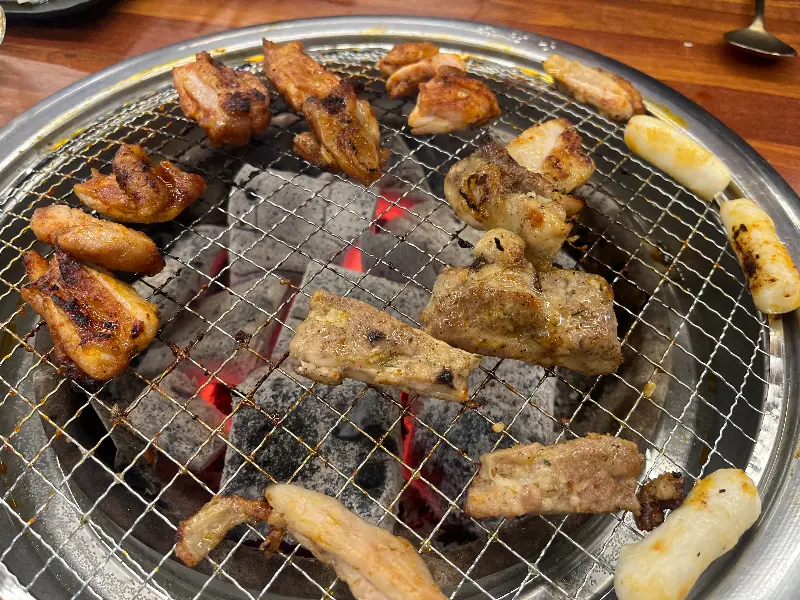 숯불에 노릇하게 구워진 닭갈비