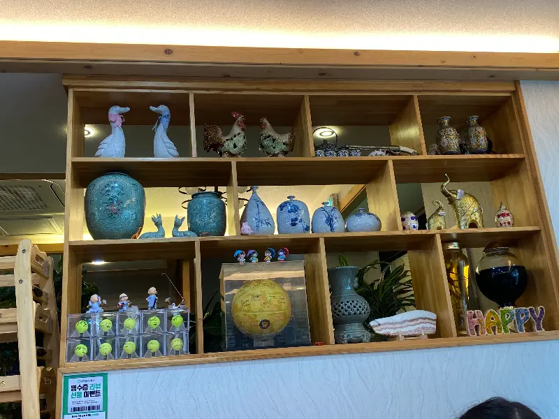 매장 한 켠에 놓인 아기자기한 장식품들