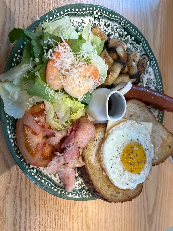 신선한 재료가 듬뿍 들어간 브런치 한 상