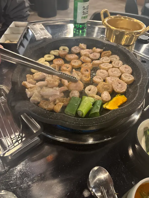 맛있게 구워진 막창을 집는 모습