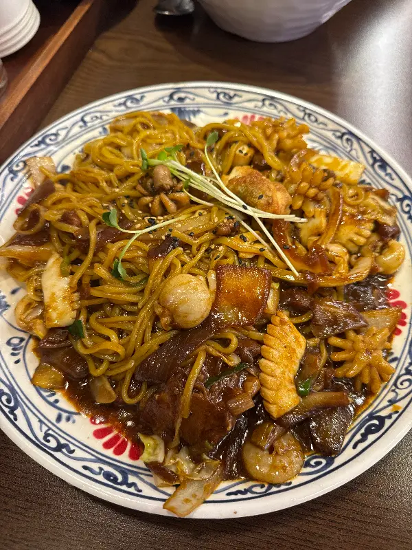 윤기가 흐르는 쟁반짜장