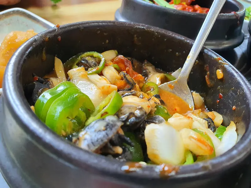 뚝배기에 담겨 나온 우렁된장