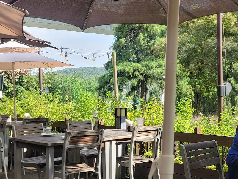 유니스의 정원 야외 테이블 좌석