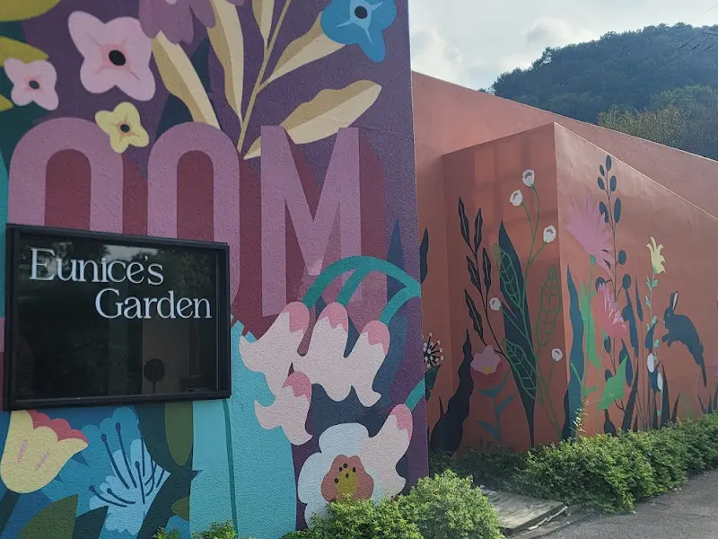 유니스의 정원 입구 벽면에 그려진 꽃 그림