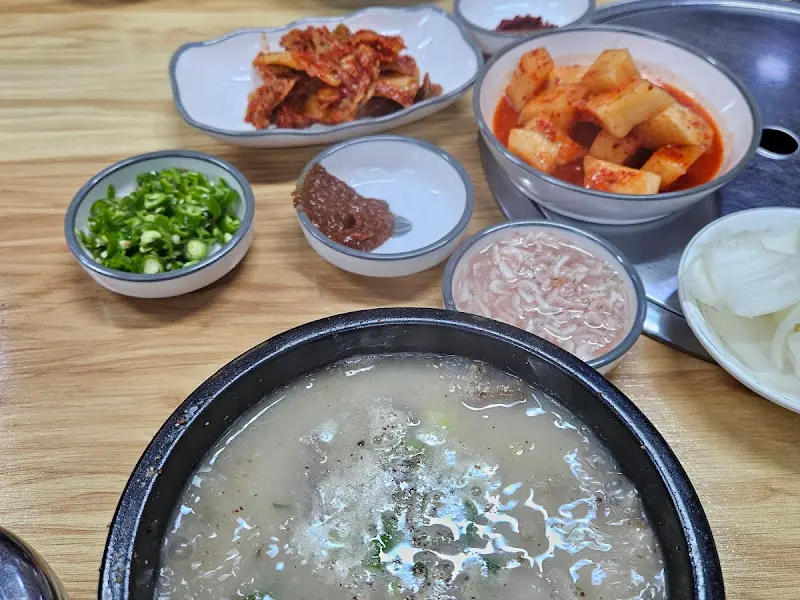 인제순대국의 푸짐한 한 상 차림