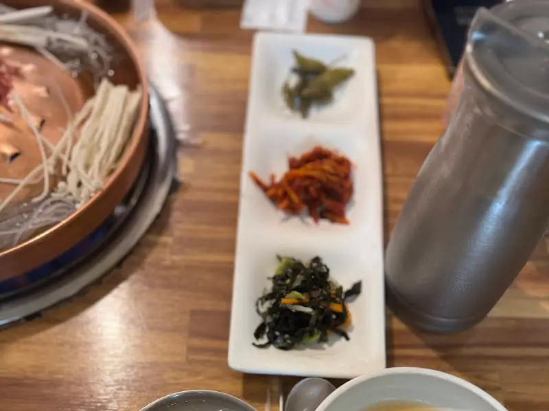 정갈하게 담긴 3가지 종류의 밑반찬