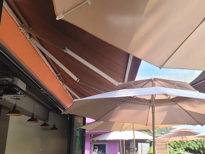 유니스의 정원 천장에 달린 조명과 파라솔