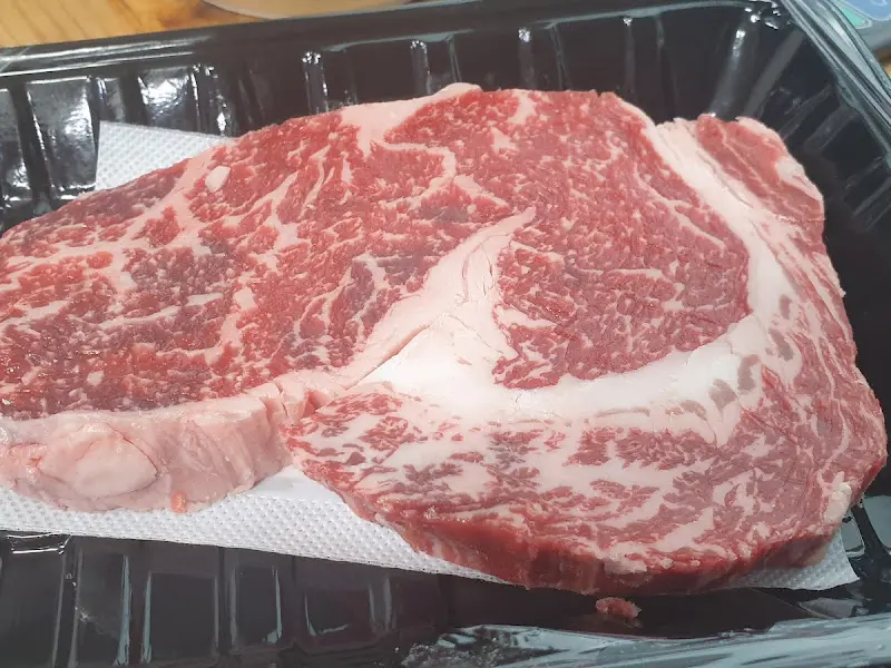 정육점 쇼케이스에 진열된 고기