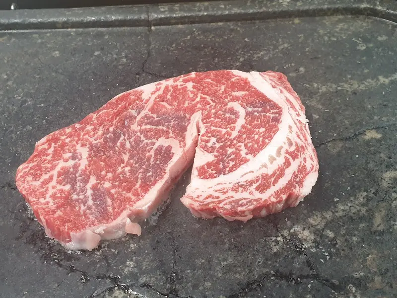 불판 위에서 익어가는 흑돼지