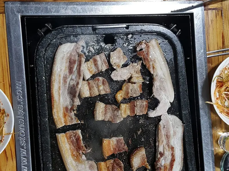 불판 위에서 익어가는 삼겹살