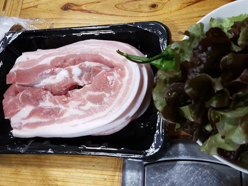 흑돼지 세 덩어리와 쌈 채소
