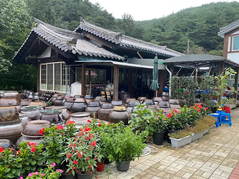 장독대가 즐비하게 늘어서 있는 까치네맛집의 전경