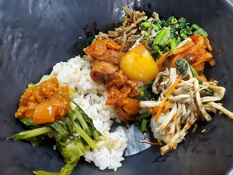 나물을 듬뿍 넣어 비빈 보리밥