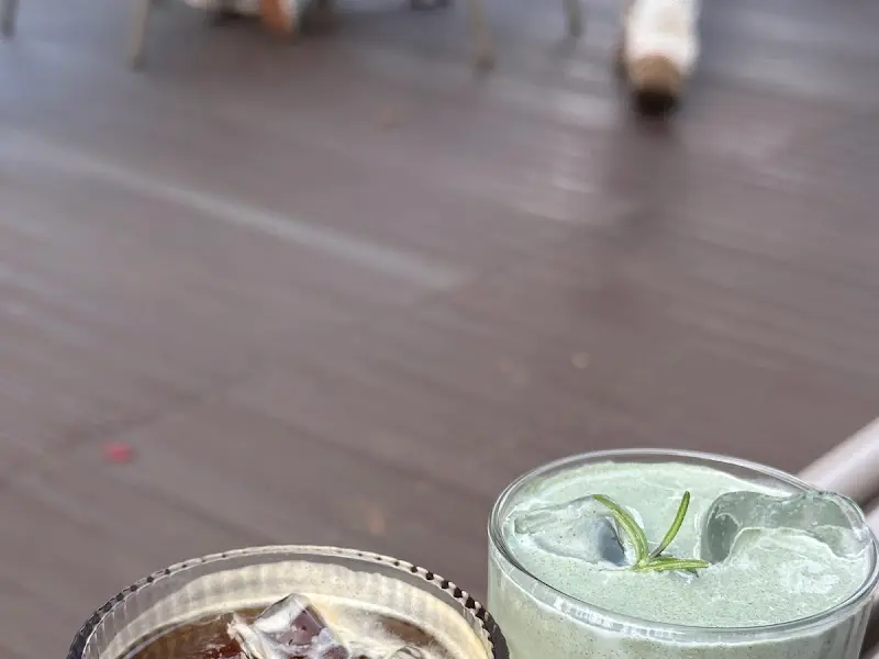 유리잔에 담긴 음료