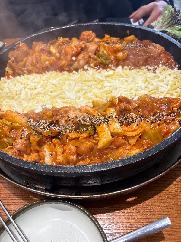 닭갈비, 떡, 치즈
