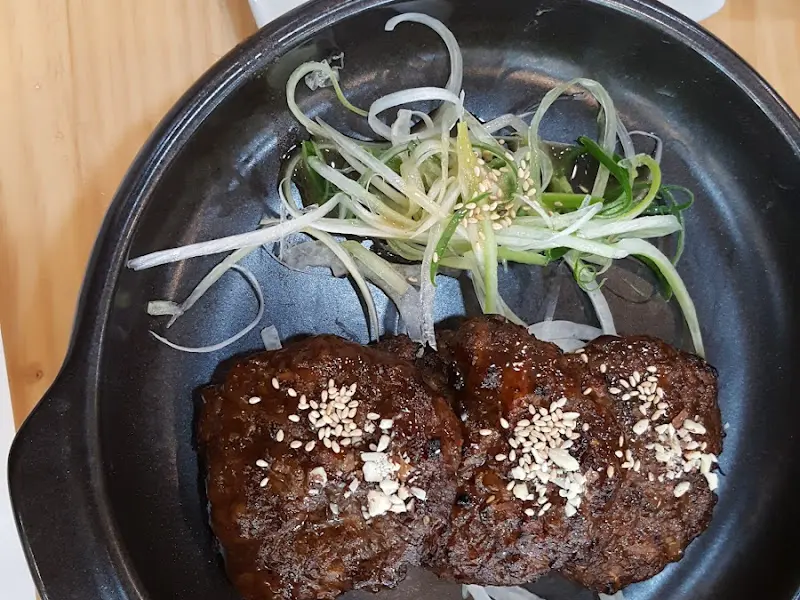 윤기가 좔좔 흐르는 떡갈비