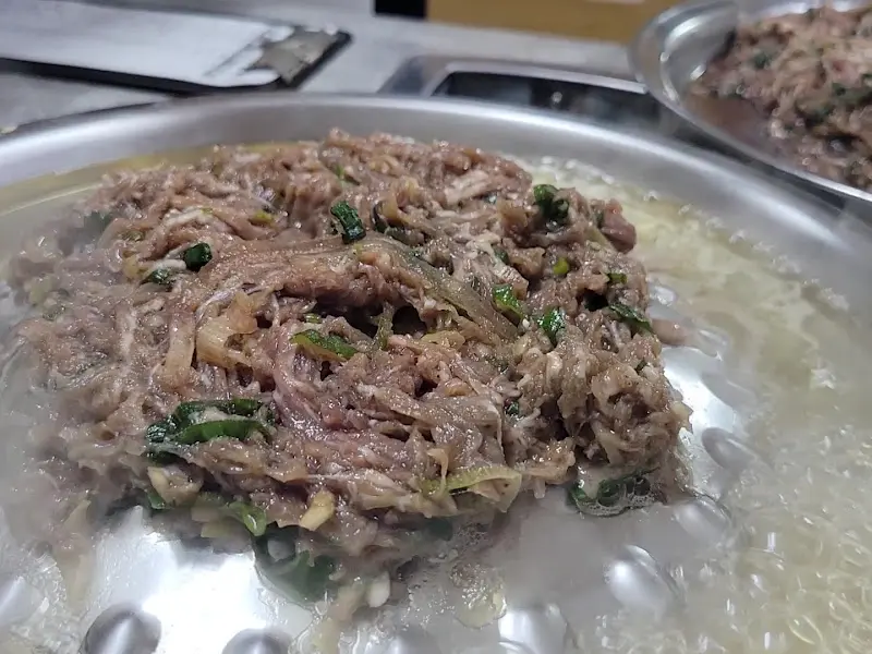 불판 위에서 익어가는 소불고기