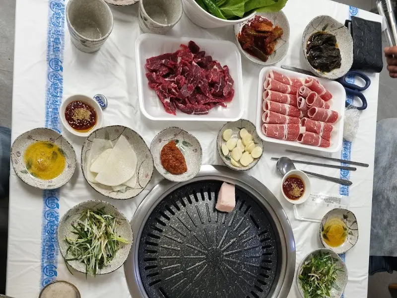 푸짐한 육회비빔밥 한상차림