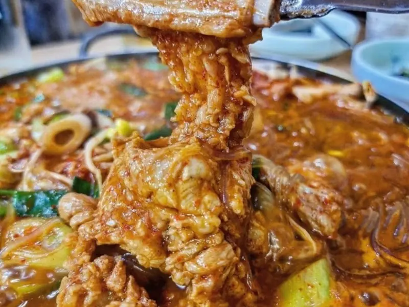 잘 익은 갈비를 집어 올리는 모습