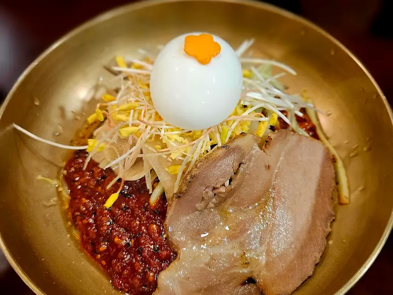 신설동비빔면의 강렬한 비주얼