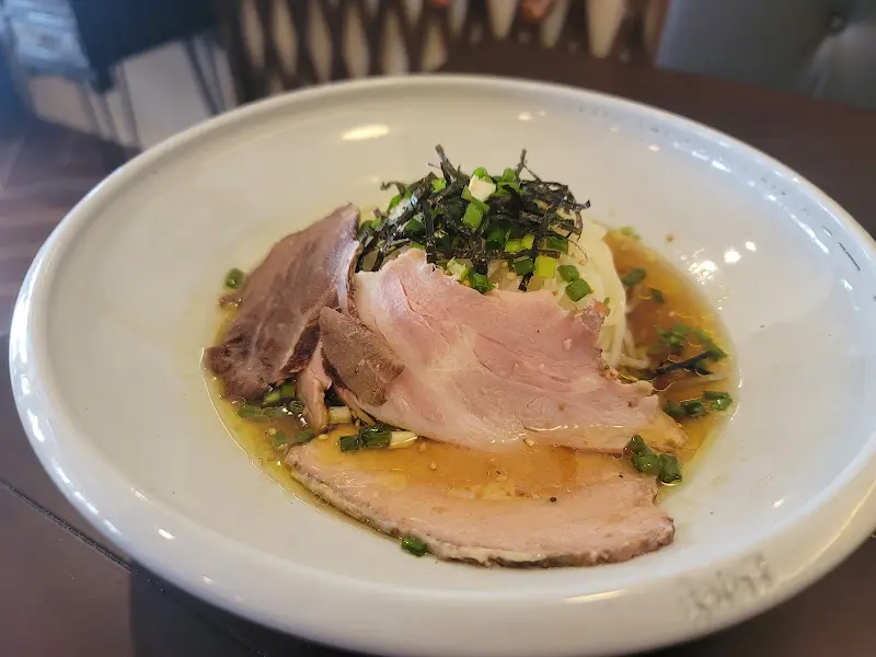 수육이 곁들여진 면 요리