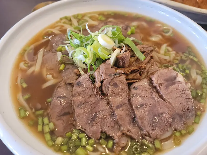 푸짐한 고기 고명이 올라간 면 요리