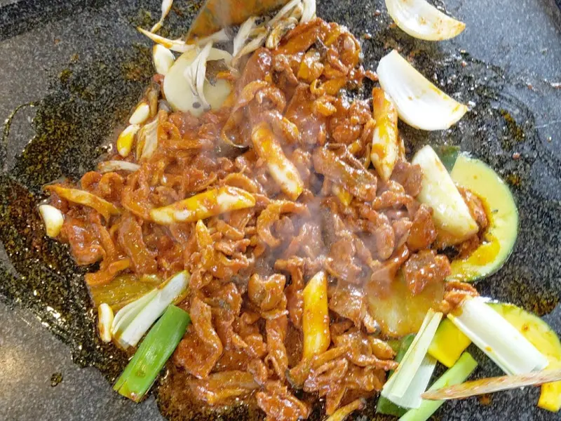 돌판 위에 구워지는 오리고기