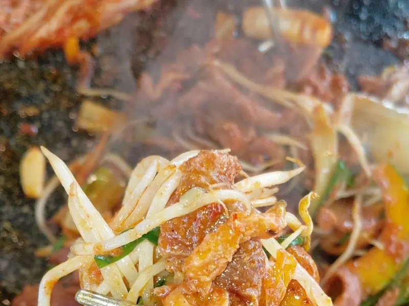 돌판 위에 익어가는 오리고기