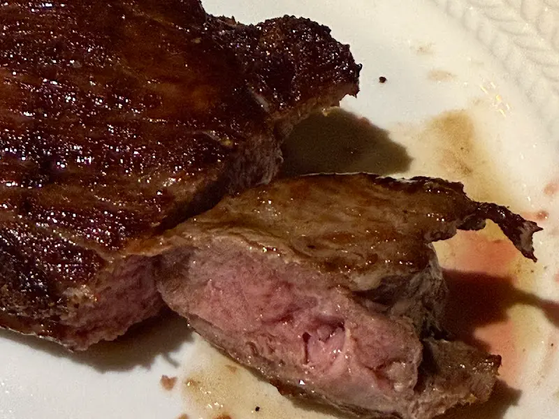 미디엄 레어로 구워진 채끝 스테이크 단면